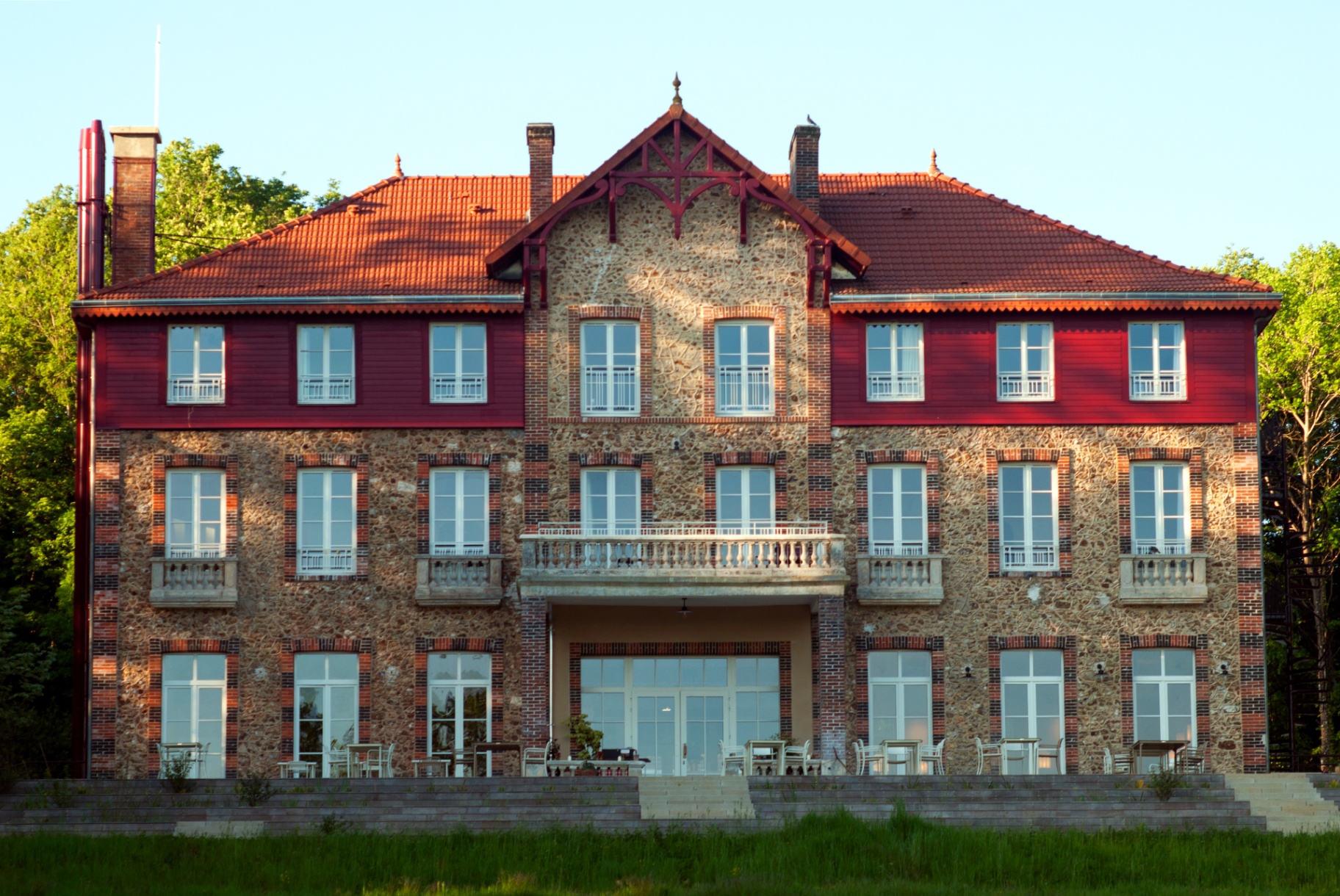 Le manoir de Repère Sauvage vu depuis la prairie